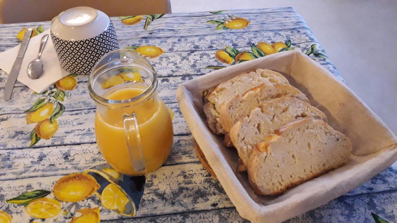 Les Tremieres Bed and Breakfast Saint-Paul-des-Fonts Exteriör bild